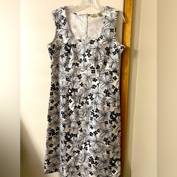 Caslon Monochrome Floral Sleeveless Fun & Flirty (Size 10) Midi Dress - Picture 5 of 10